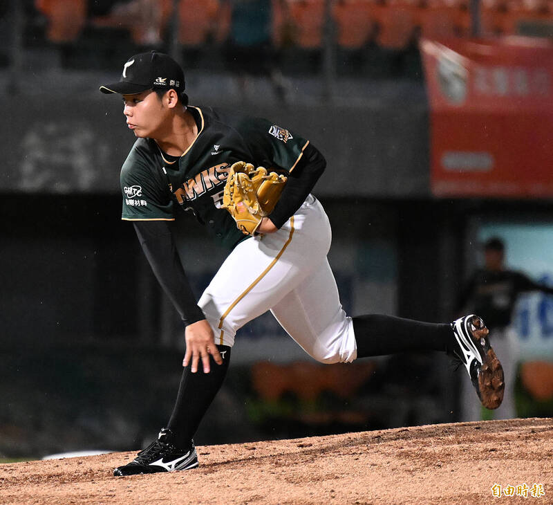 台鋼雄鷹先發投手伍祐城。（記者李惠洲攝）