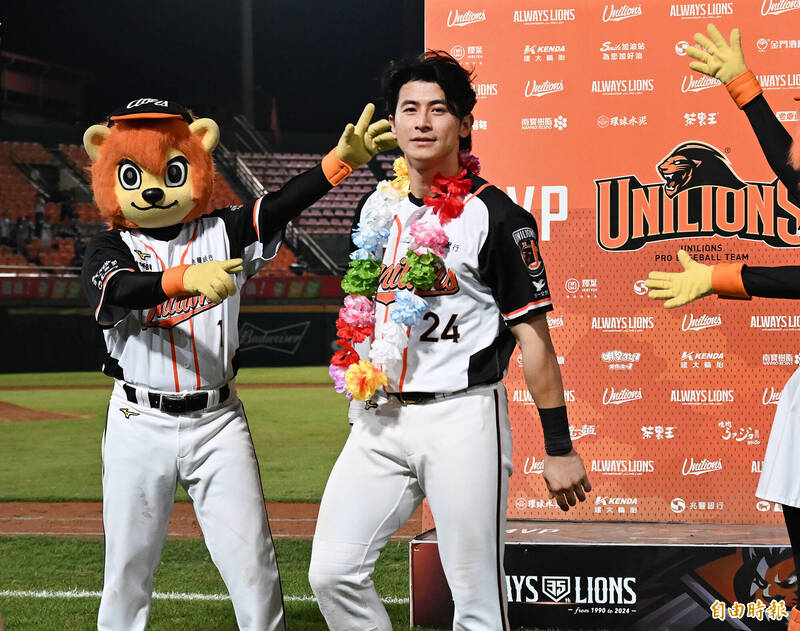 統一獅陳傑憲摘得MVP。（記者李惠洲攝）