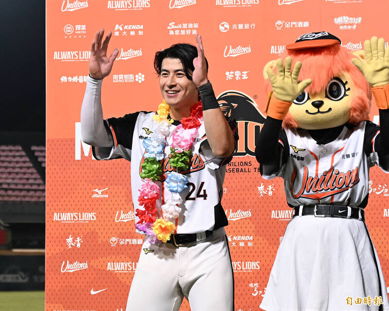 統一獅陳傑憲摘得MVP。（記者李惠洲攝）