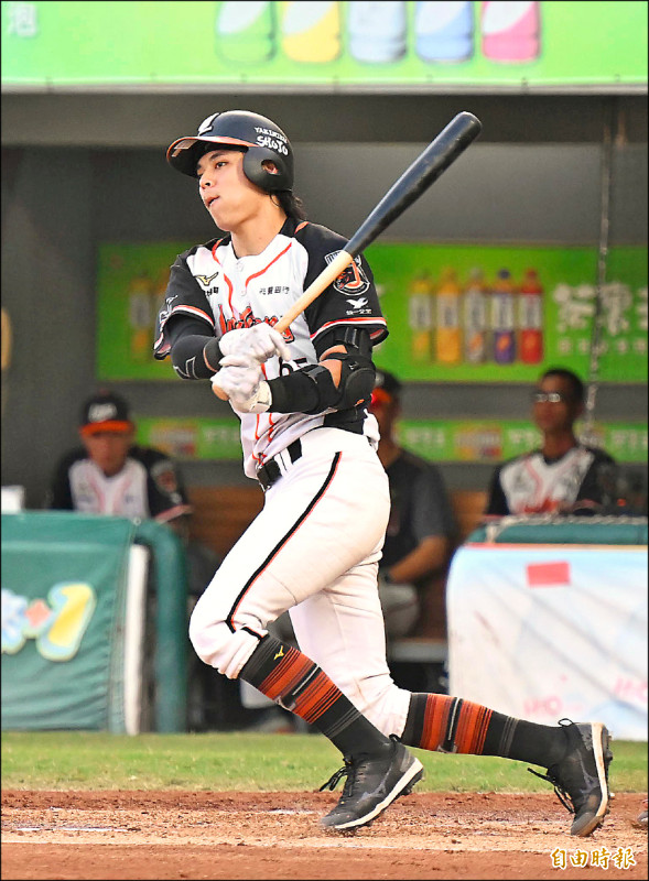 統一獅陳重羽單場雙安、4打點，本季首獲單場MVP。（記者李惠洲攝）