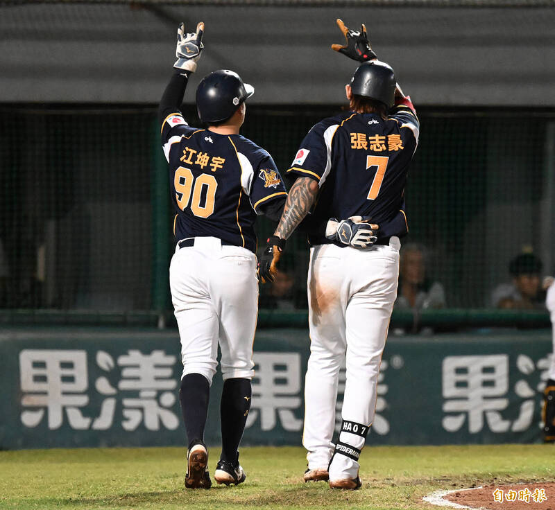 張志豪2分全壘打。（記者李惠洲攝）
