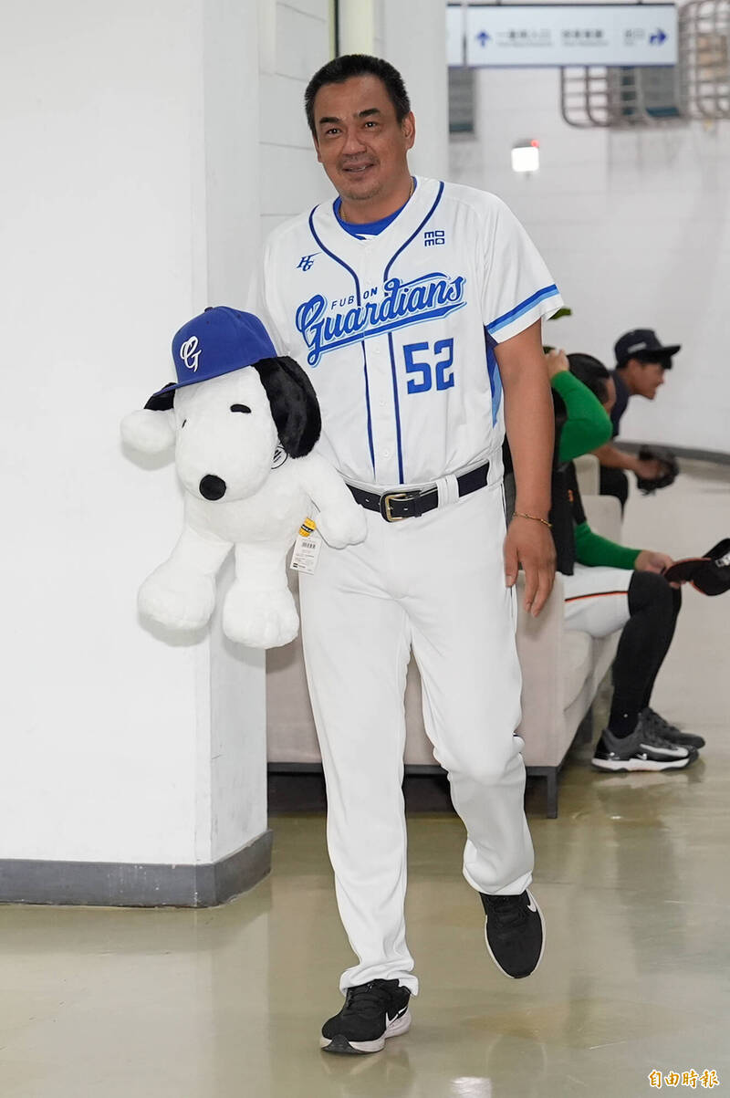 富邦悍將總教練陳金鋒帶著史努比大布偶現身。（記者陳志曲攝）