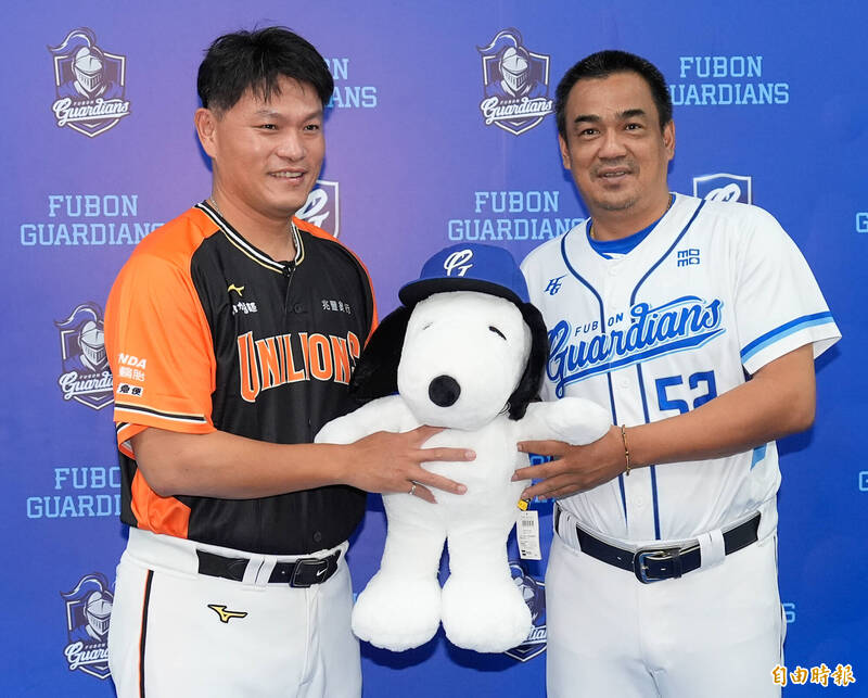 富邦悍將總教練陳金鋒（右）送上史努比大布偶給統一獅潘威倫（左）。（記者陳志曲攝）