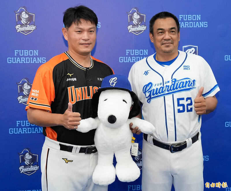 富邦悍將總教練陳金鋒（右）送上史努比大布偶給統一獅潘威倫（左）。（記者陳志曲攝）