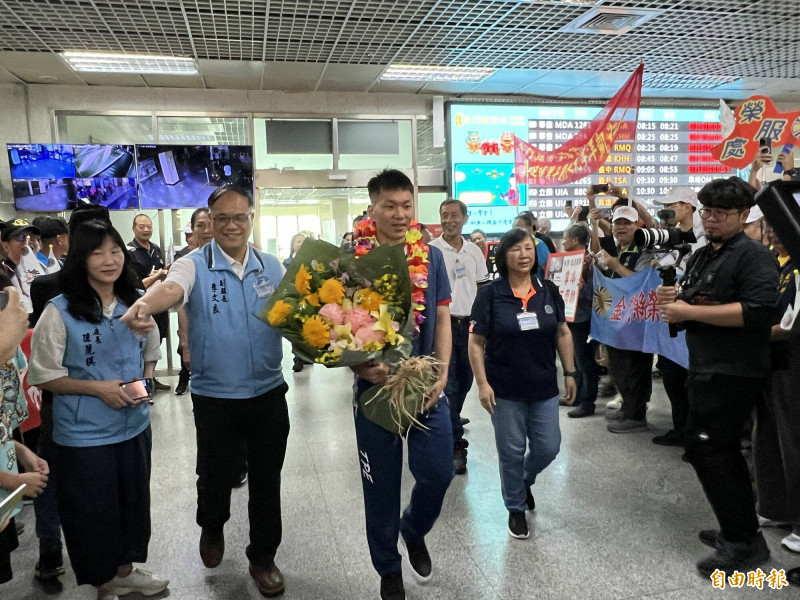 返鄉金門感恩之旅被問及未來是否參選從政？李洋：先做好分內教學工作