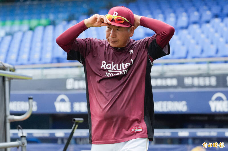 樂天桃猿總教練古久保健二。（記者陳志曲攝）