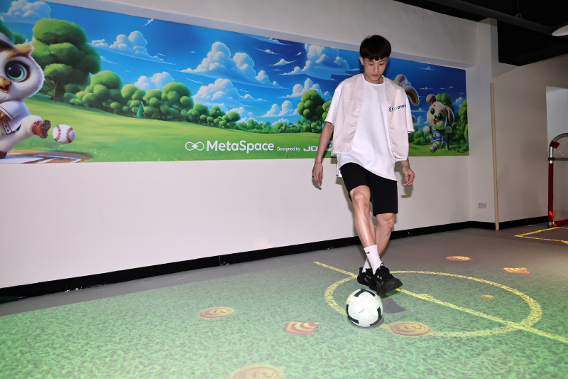 林俊易接受足球環境沈浸式訓練。（台灣運動文創發展協會提供）