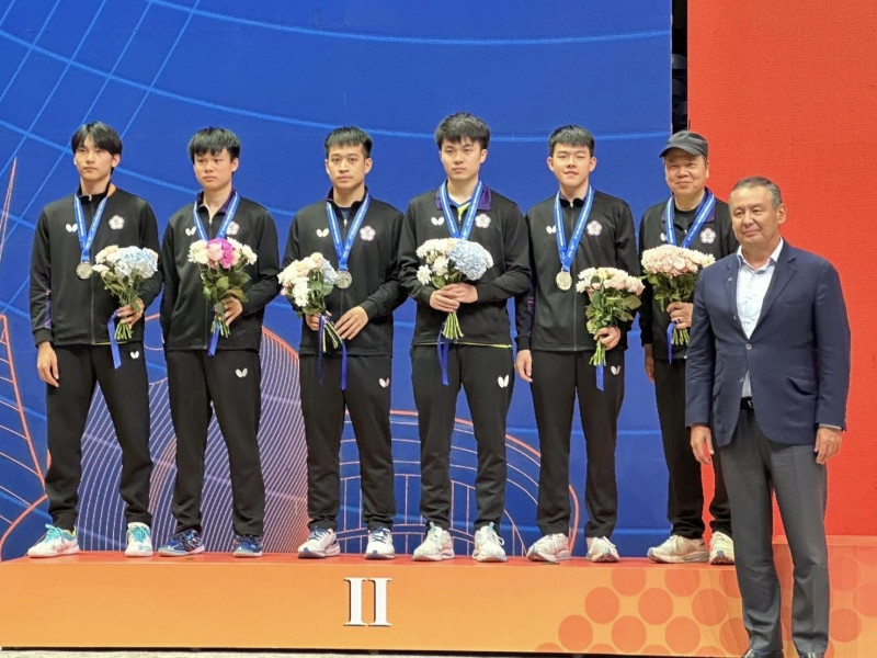 台灣隊在亞錦賽奪下男子團體銀牌。（取自合庫桌球隊臉書）