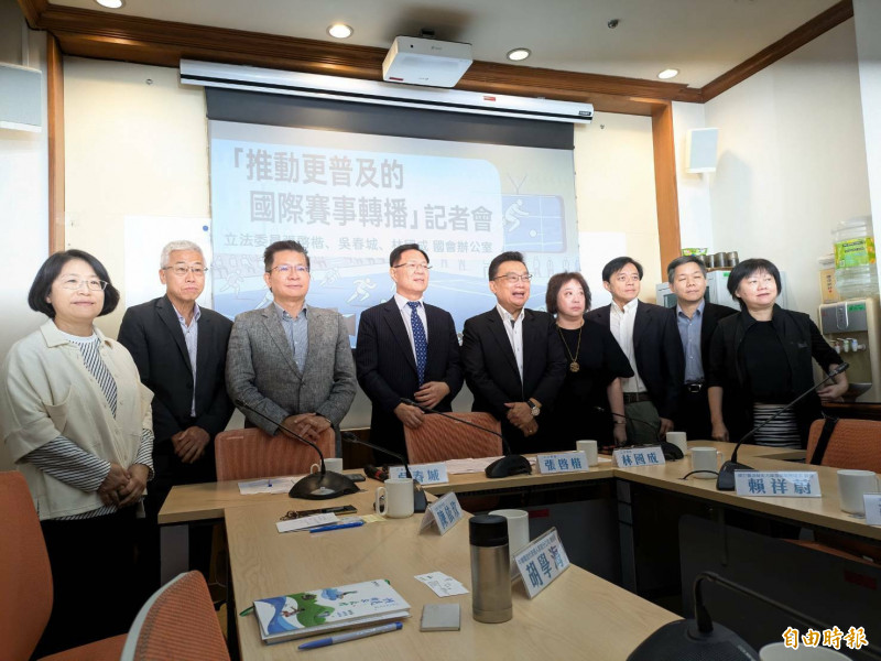 民眾黨立委張啓楷、林國成及吳春城聯合召開記者會，盼全國民眾均能便利、透過更多元頻道，更普及的收看世界盃及國際體育賽事。 （記者劉宛琳攝）