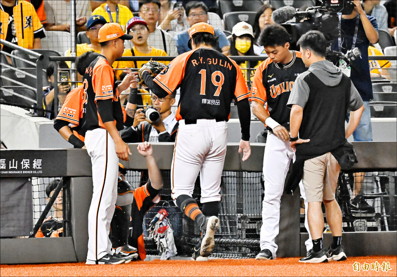 獅隊王牌投手古林睿煬受傷，4局提前退場。（記者陳志曲攝）