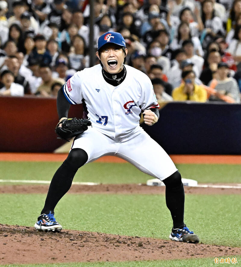 台灣隊陳冠宇接替投球。