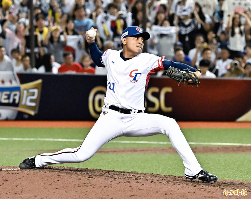 台灣隊吳俊偉上場救援，成功關門。