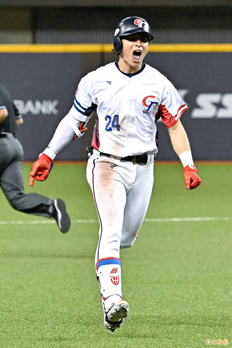 陳傑憲敲兩分砲。