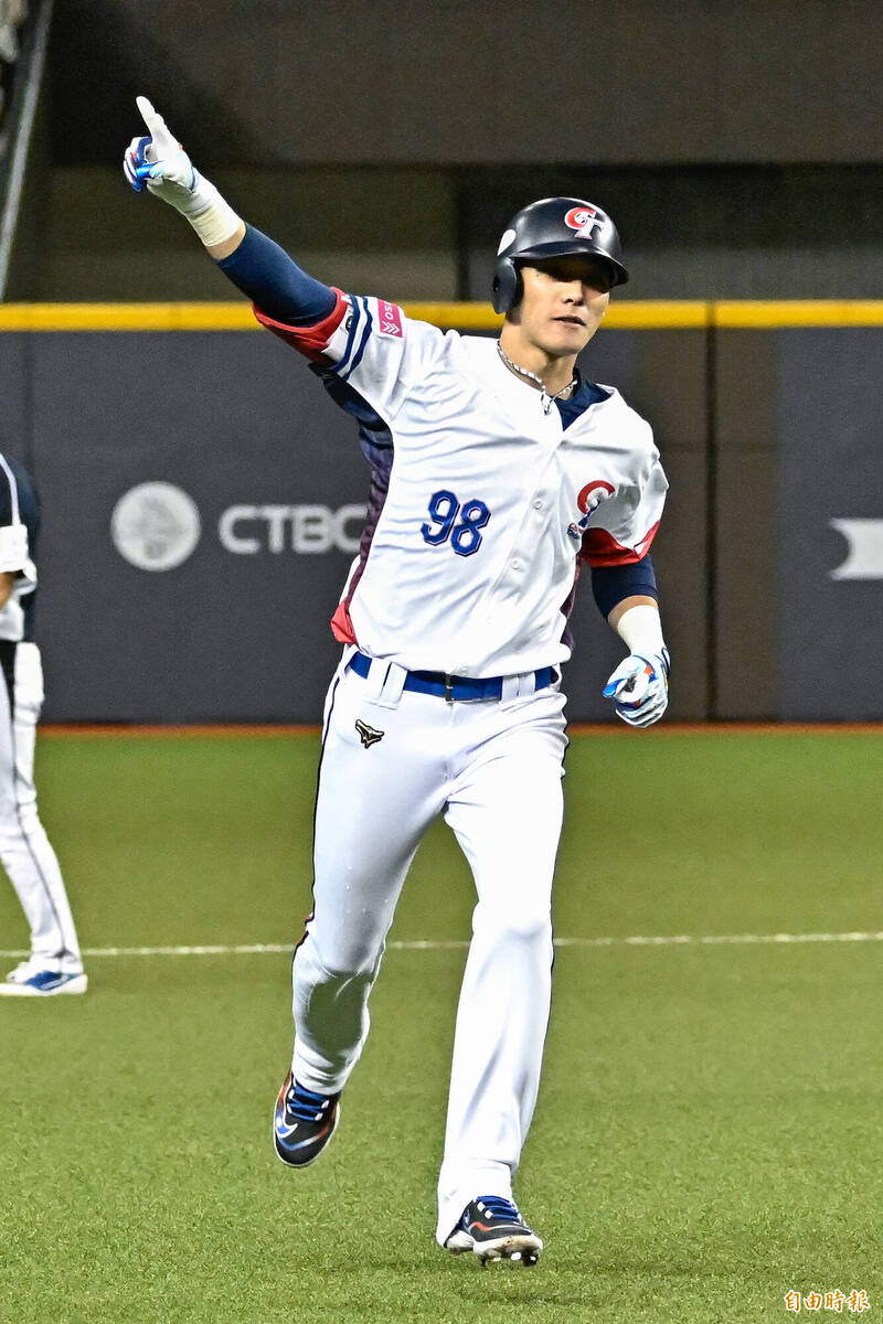 陳晨威敲滿貫彈。