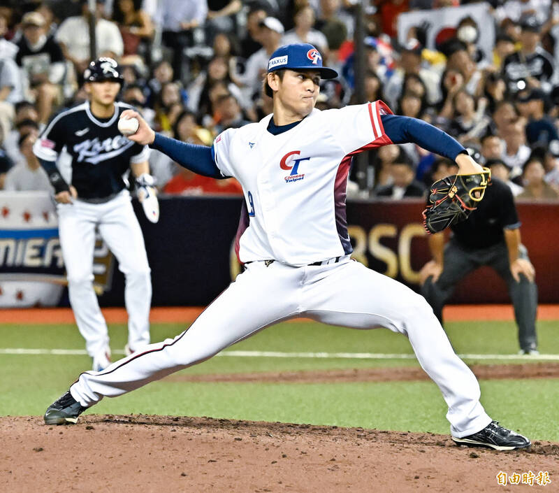 台灣隊張奕接替投球。