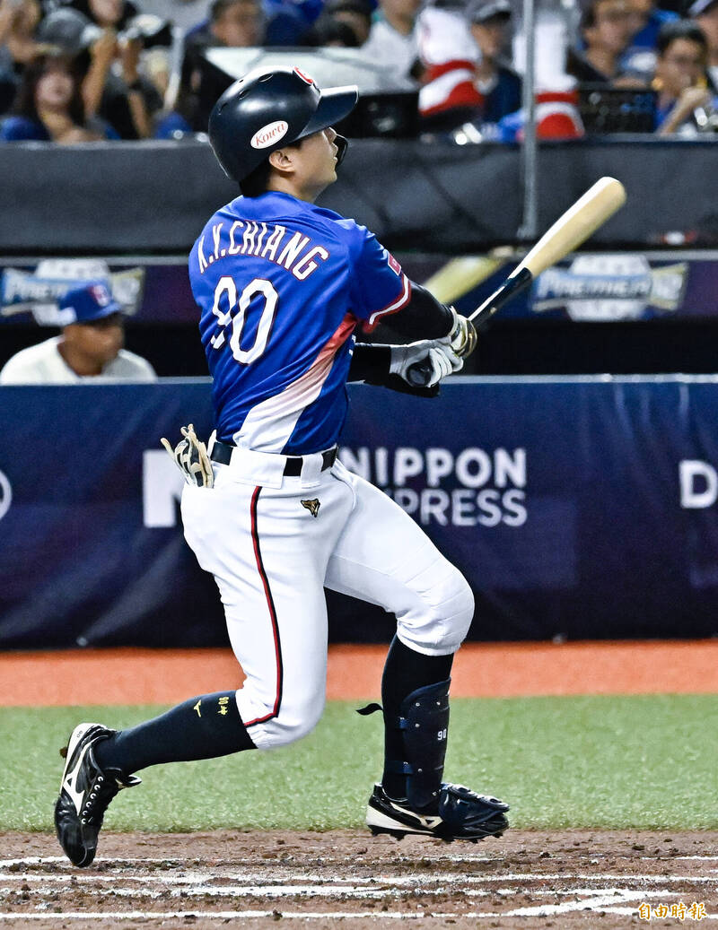 江坤宇敲出陽春全壘打。