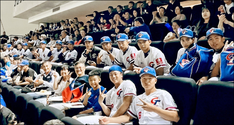 辜仲諒招待U15世界盃、U18亞青賽台灣隊球員觀看世界12強棒球賽台日大戰。（棒協提供）