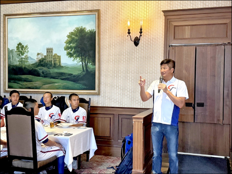 辜仲諒請U15世界盃、U18亞青賽台灣隊球員及教練吃牛排。
（棒協提供）