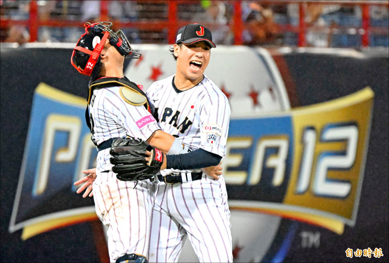 日本後援投手藤平尚真（右）驚險守住勝利。（記者林正堃攝）