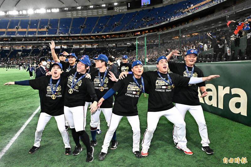 台灣隊拿下冠軍,球員與教練繞場慶祝。