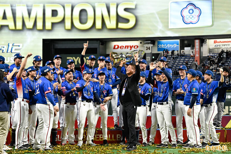 辜仲諒高舉獎盃與球員開心慶祝。