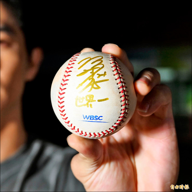 陳傑憲在WBSC官方用球親簽「世界一」。（記者李惠洲攝）