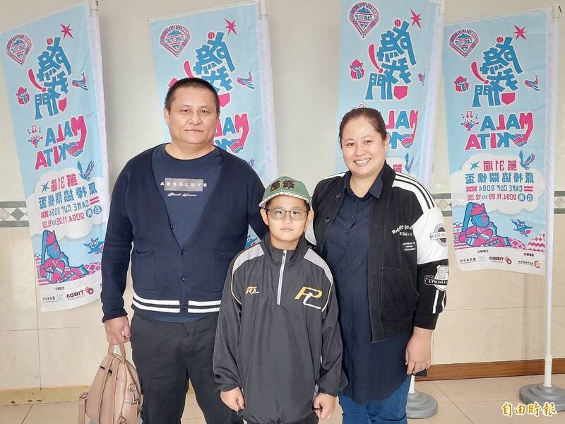 蓬萊國小「小陳偉殷」和父母合影。（記者林宥辰攝）