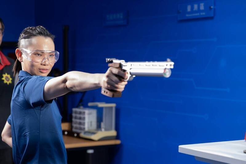 戴資穎開箱南部第一個空氣槍實驗室。（高雄市政府警察局提供）