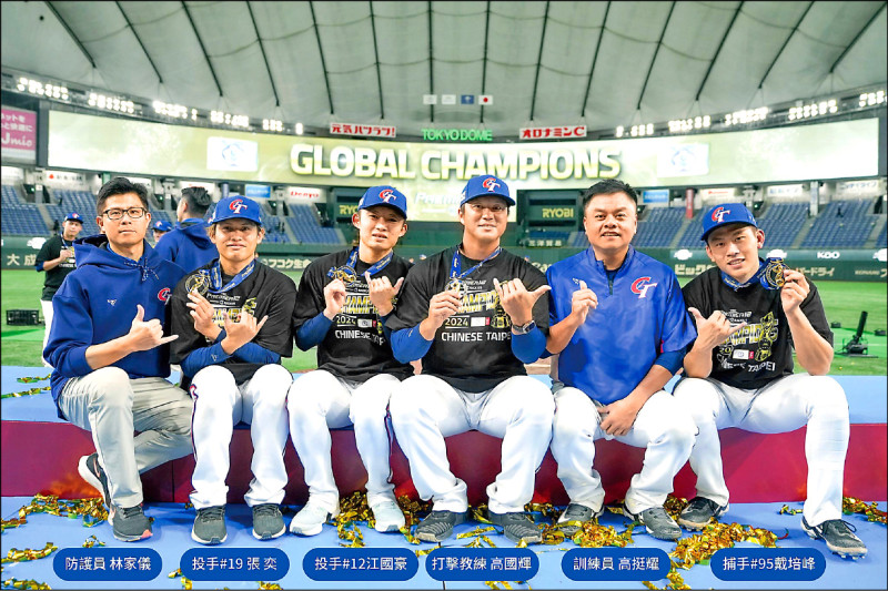 富邦悍將頒發總獎金460萬元給為國爭光的富邦成員，圖為參與12強賽的教練、球員與後勤團隊成員。（富邦球團提供）