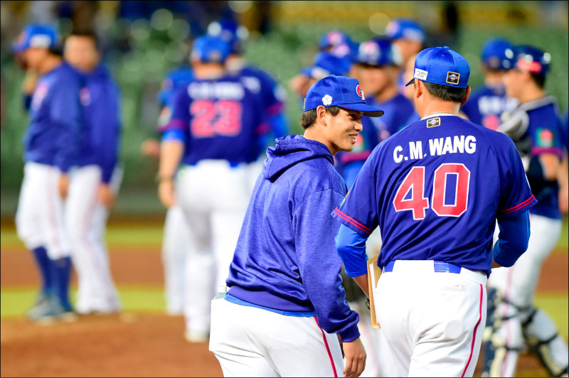 上屆12強賽張奕（右二）與王建民互動熱絡。（資料照）