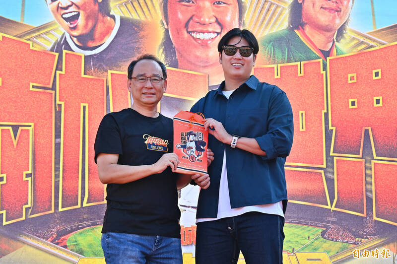 古林睿煬（右）與統一獅領隊蘇泰安（左）。（記者李惠洲攝）