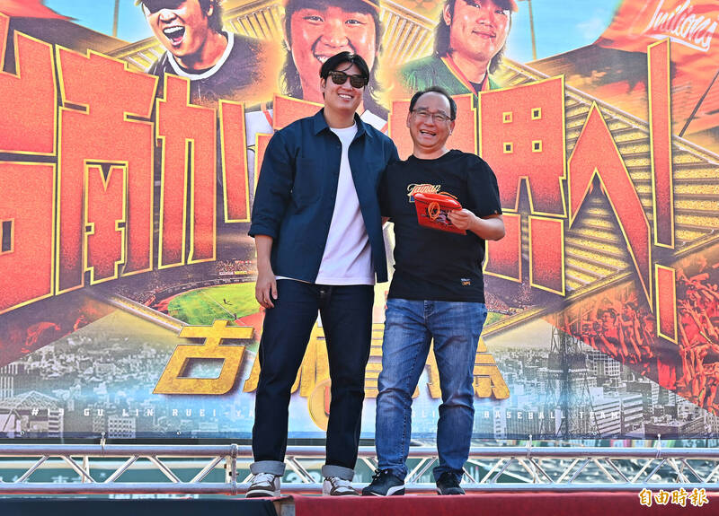 古林睿煬（左）與統一獅領隊蘇泰安（右）。（記者李惠洲攝）