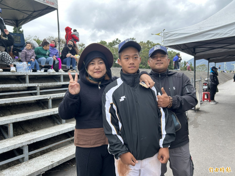 花蓮紅潘柏君和父母。（記者倪婉君攝）