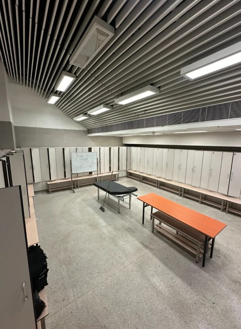 台灣男足賽後自動自發整理打掃球員休息室。（我國足協提供）