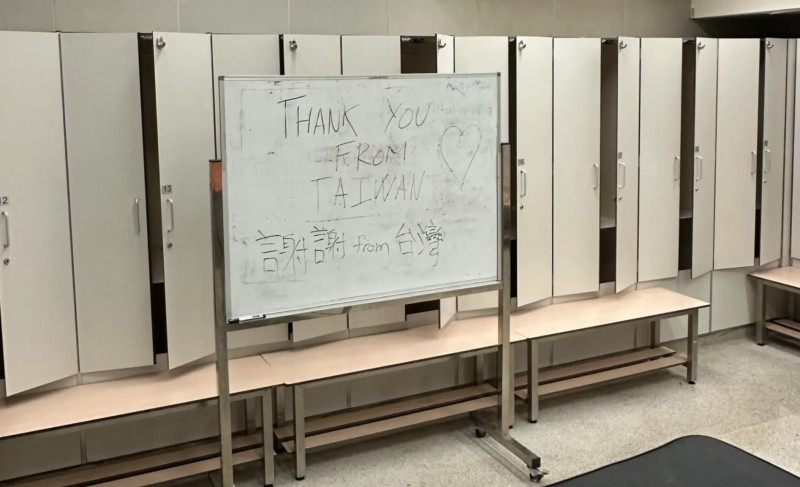 賽後台灣男足自動自發整理打掃休息室，並留下「Thank You From Taiwan」感謝香港場地工作人員。（我國足協提供）