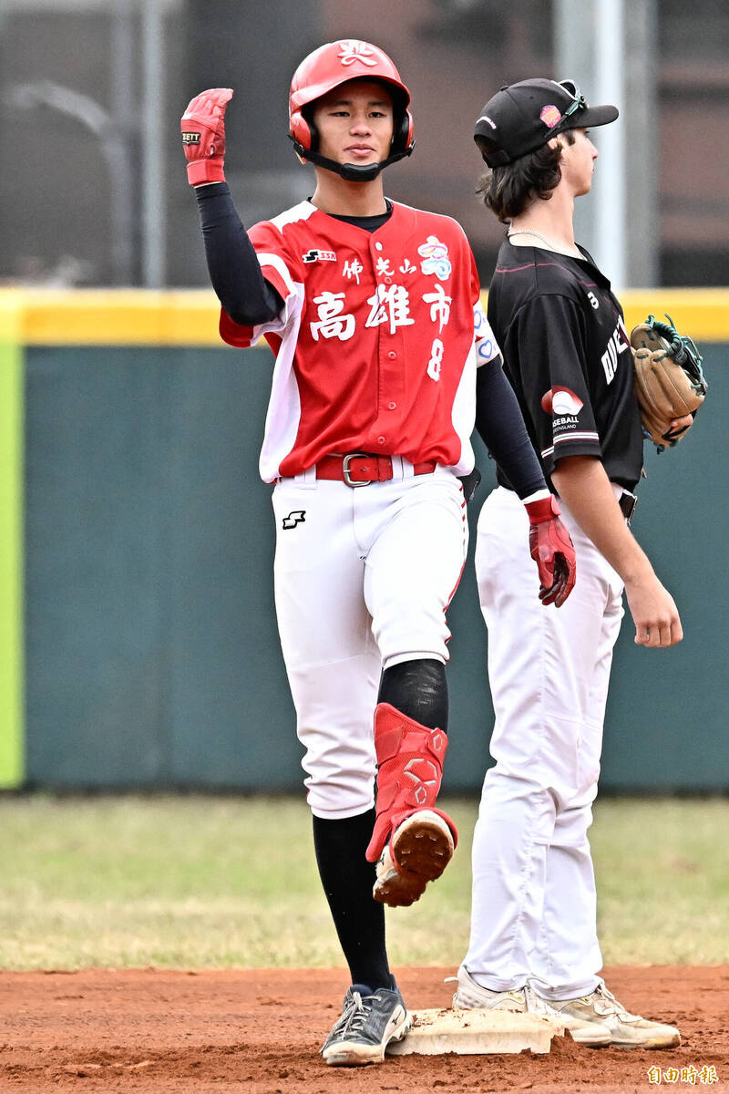 高雄市陳韋帆敲出二壘安打。（記者陳志曲攝）