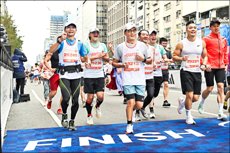 富邦集團董事長蔡明忠（中）第11度參賽台北馬，以行動力挺並號召大家為健康與永續而跑。（富邦提供）