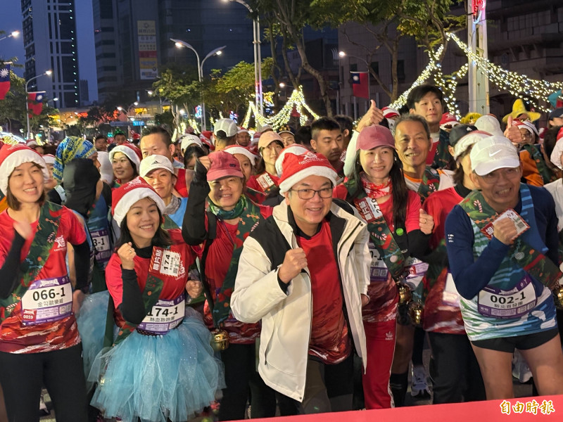 新北市副市長劉和然參加新北耶誕馬拉松賽事，為選手們加油打氣。（記者陳奕劭攝）