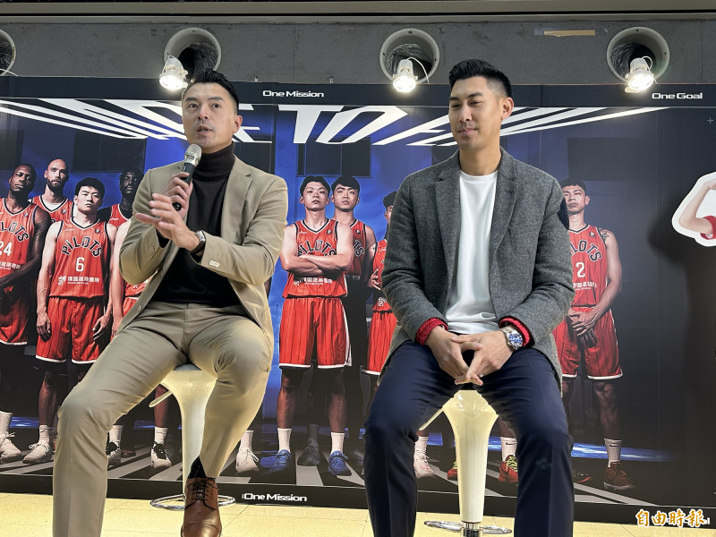 曾效力璞園的陳信安（左）、毛加恩今出席領航猿舉辦的「球迷會客室」活動。（記者盧養宣攝）