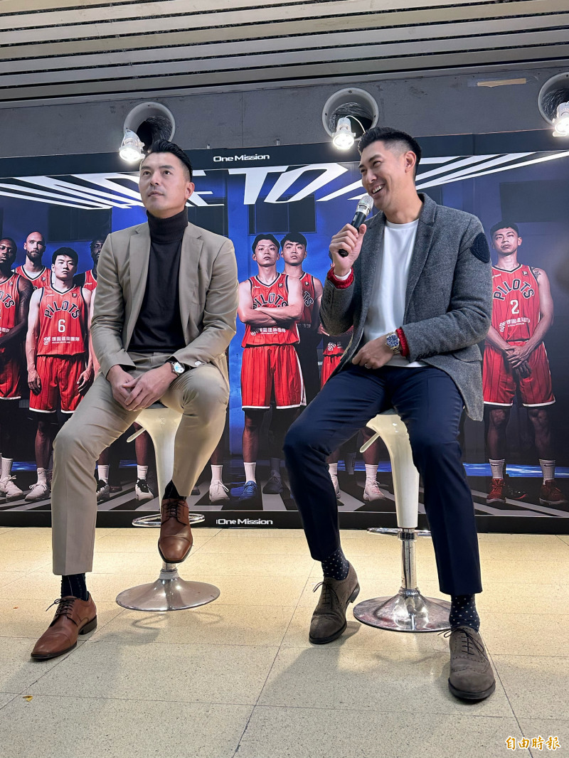 曾效力璞園的陳信安（左）、毛加恩今出席領航猿舉辦的「球迷會客室」活動。（記者盧養宣攝）