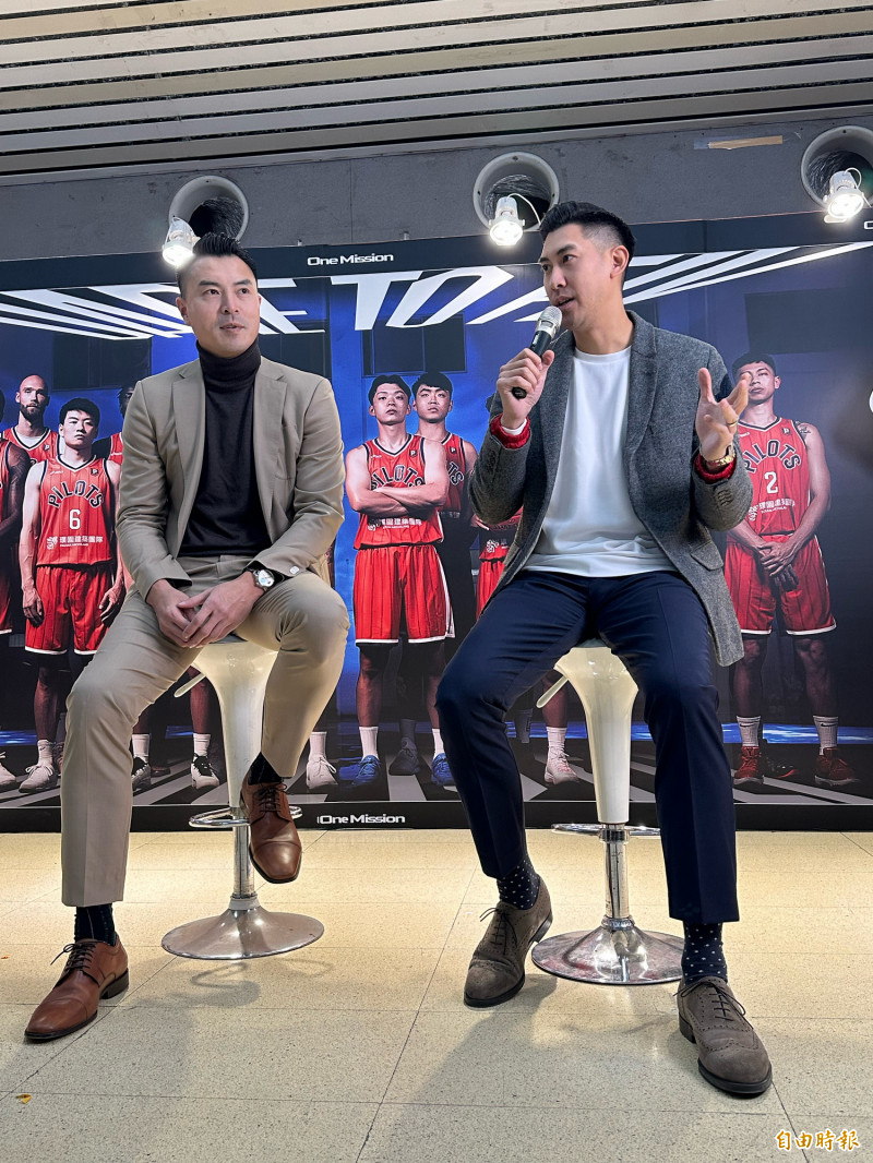 曾效力璞園的陳信安（左）、毛加恩今出席領航猿舉辦的「球迷會客室」活動。（記者盧養宣攝）