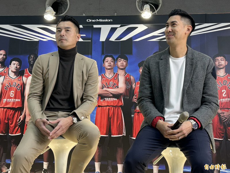 曾效力璞園的陳信安（左）、毛加恩今出席領航猿舉辦的「球迷會客室」活動。（記者盧養宣攝）