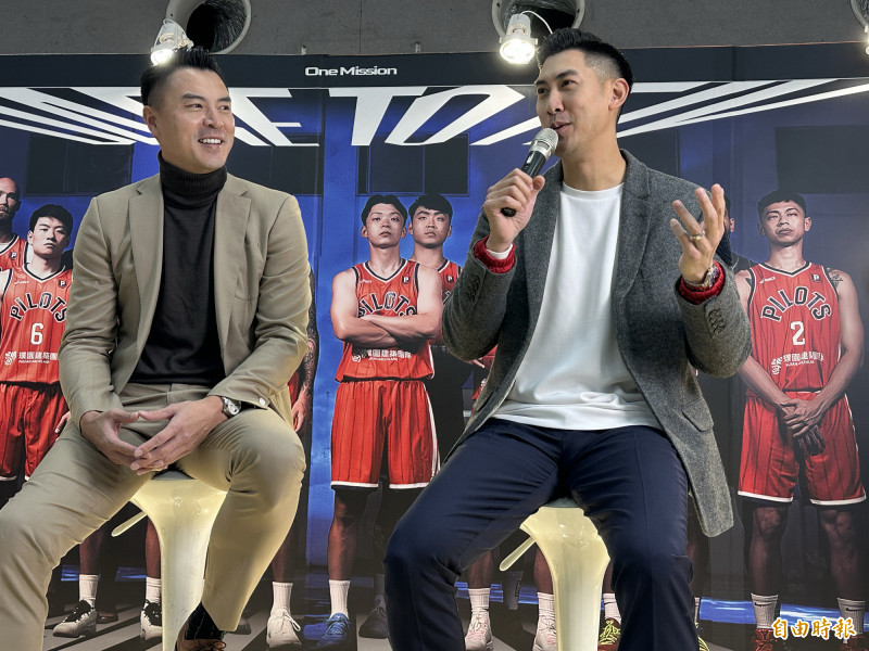 曾效力璞園的陳信安（左）、毛加恩今出席領航猿舉辦的「球迷會客室」活動。（記者盧養宣攝）