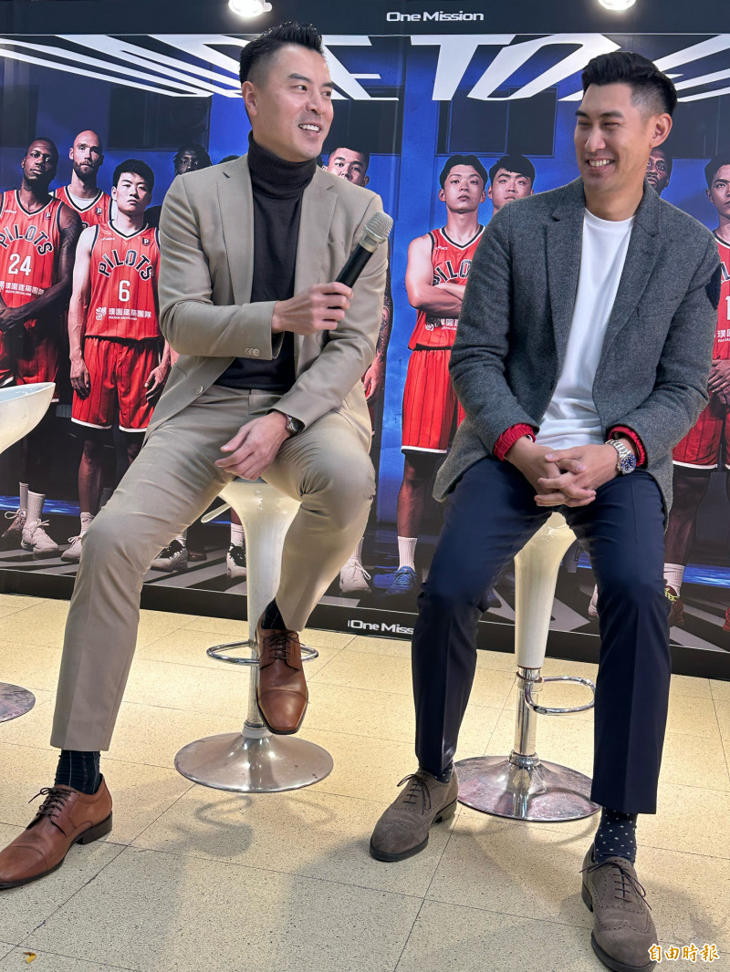 曾效力璞園的陳信安（左）、毛加恩今出席領航猿舉辦的「球迷會客室」活動。（記者盧養宣攝）