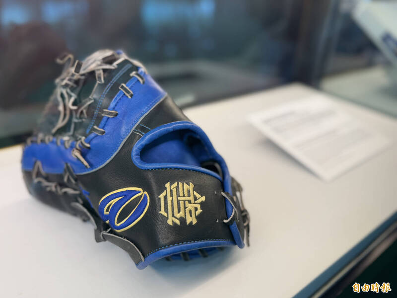 朱育賢的再見雙殺冠軍手套。（記者楊雅民攝）