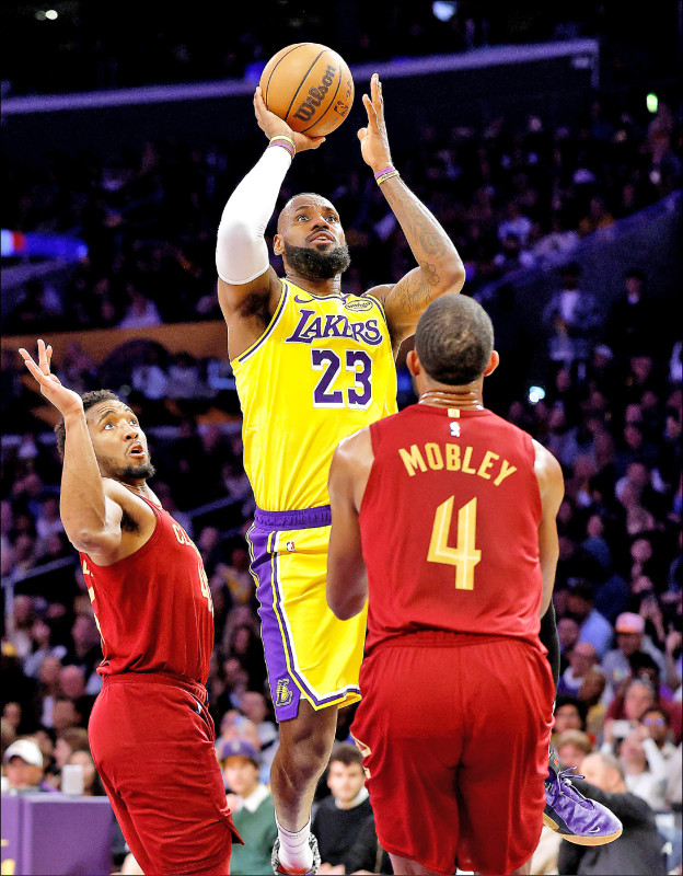 詹姆斯（中）在40歲的首戰攻下23分，但湖人卻不敵騎士兇猛火力。（法新社）