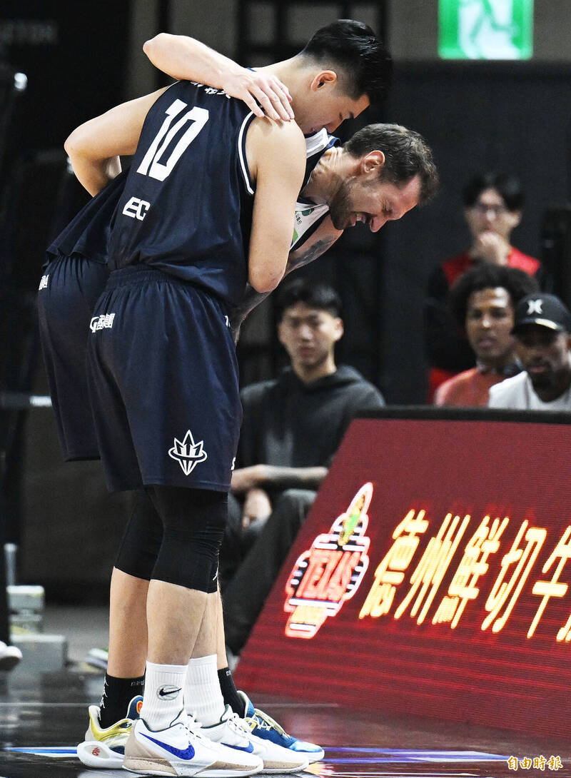 海神艾德腳不適，球賽中被隊友攙扶下場。（記者林正堃攝）