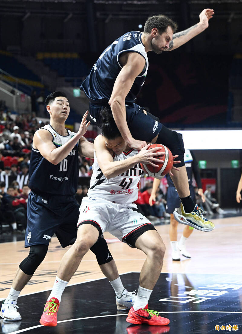 戰神蘇奕晉假動作誘起海神艾德犯規。（記者林正堃攝）