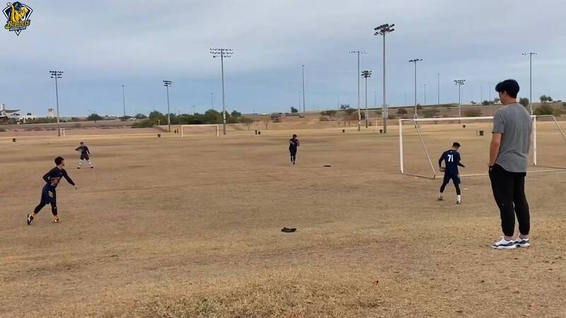 兄弟投手教練王建民不定期前往訓練中心觀察。（取自兄弟Fans Club）