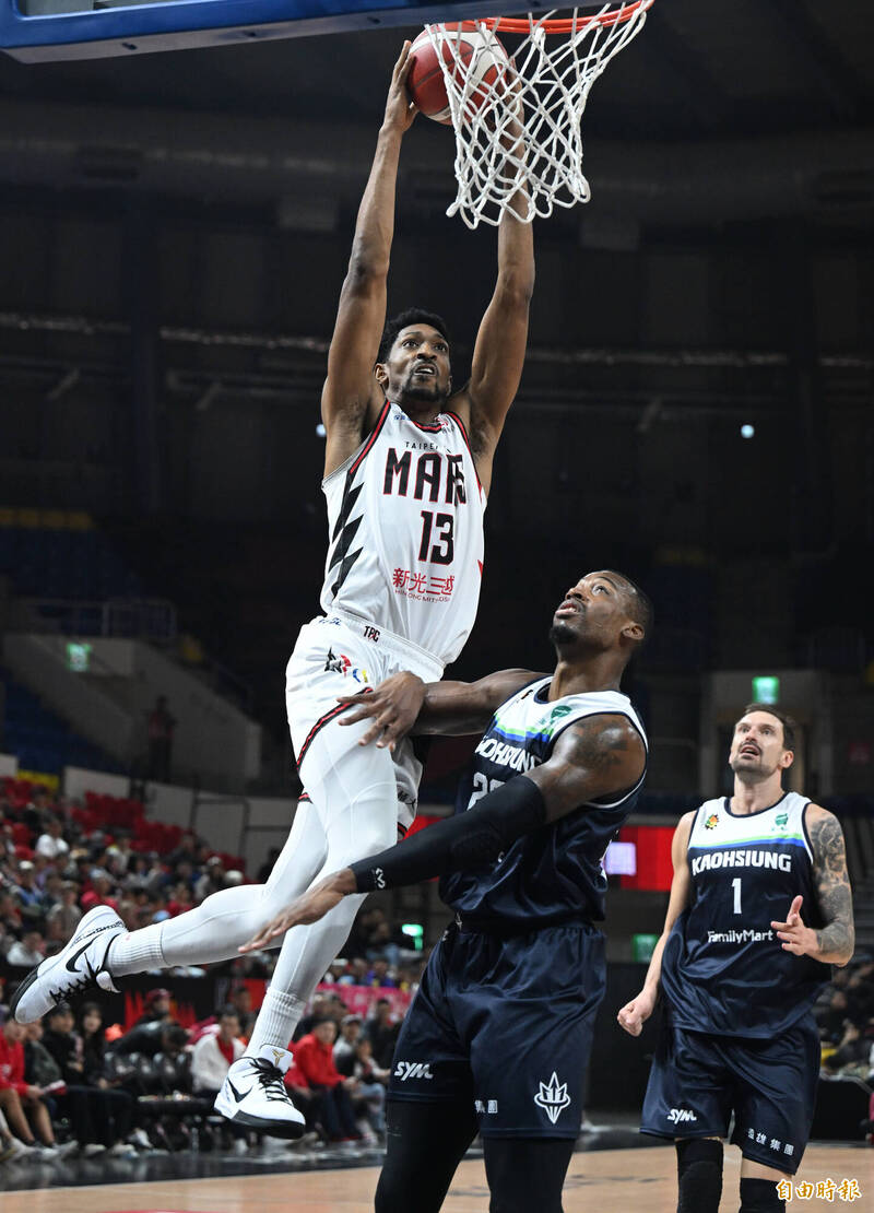 戰神米勒飛身灌籃。（記者林正堃攝）